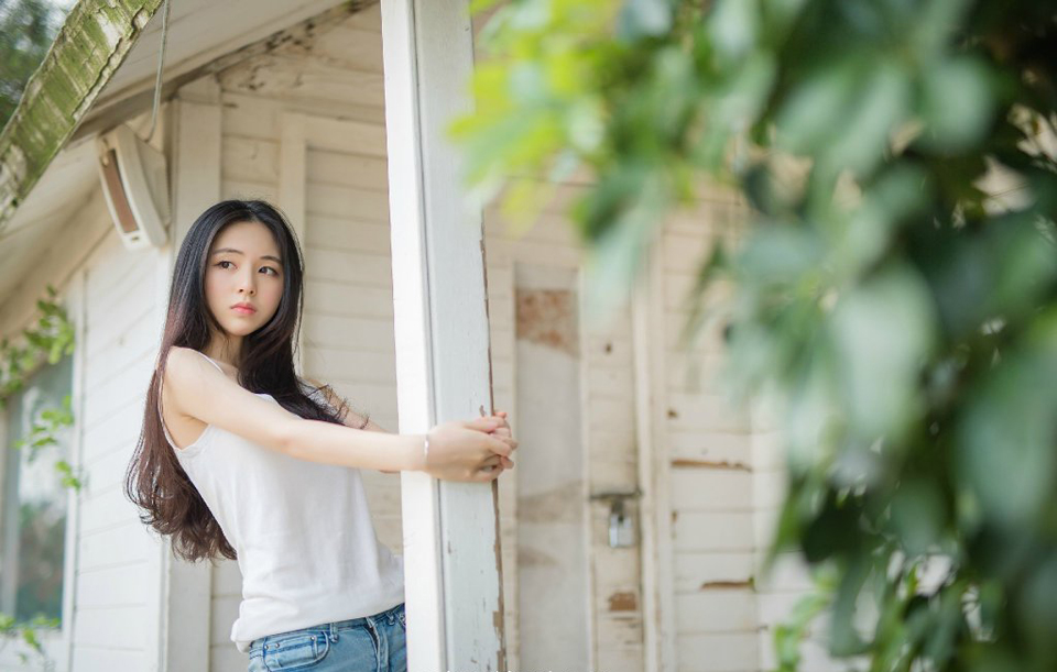 “若是招降张任的话，我倒有一计。”法正坐在庞统身侧，想了想，突然微笑道。